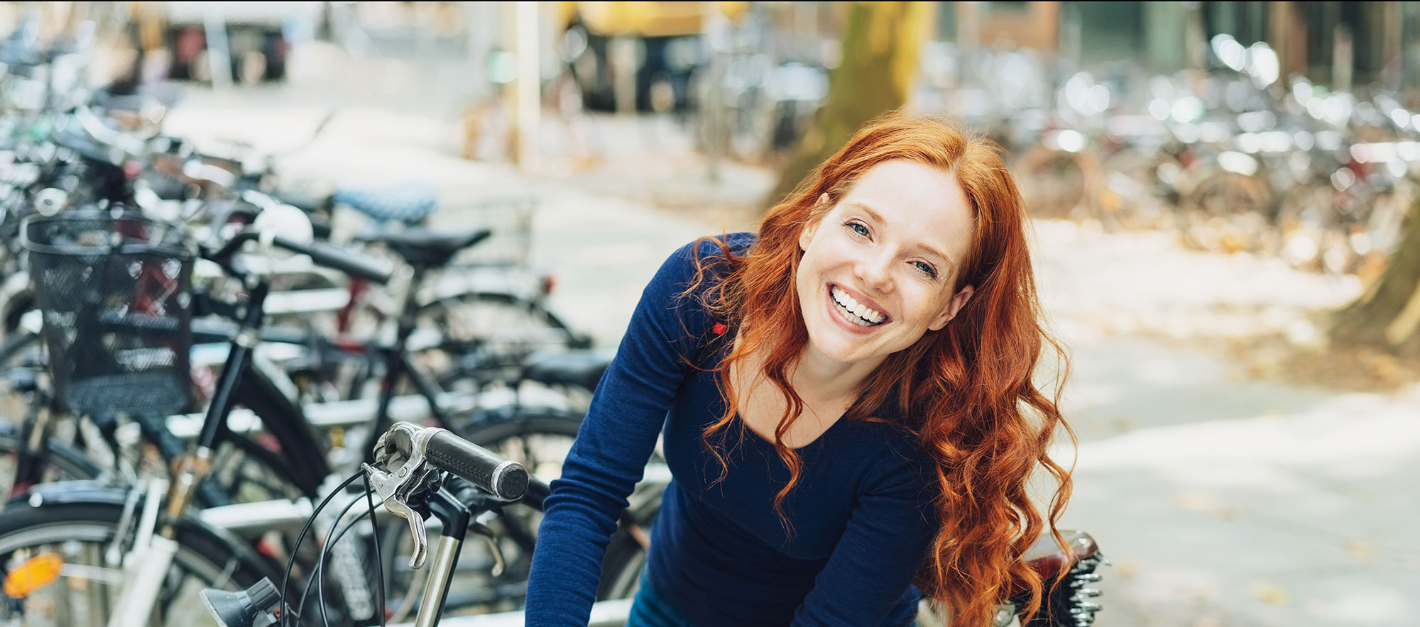 junge Frau beim Abstellen des Fahrrades